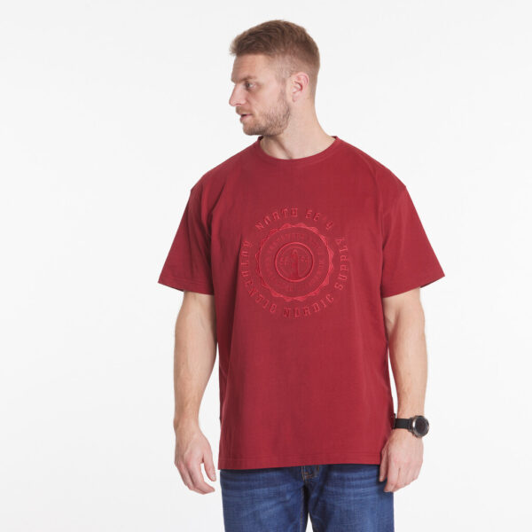 North 56°4 t-shirt med stort broderi på brystet dyb rød TALL – Bild 4