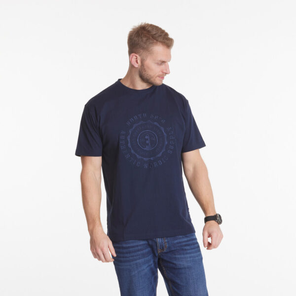 North 56°4 t-shirt med stort broderi på brystet marine blå TALL – Bild 4