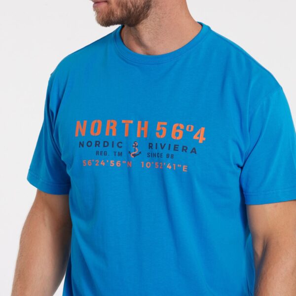 North 56°4 t-shirt med print på brystet mykonos blå – Bild 3