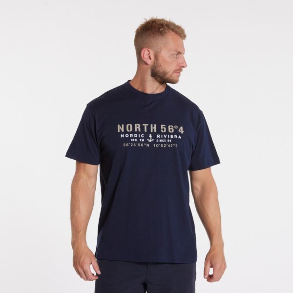 North 56°4 t-shirt med print på brystet marine blå – Bild 2