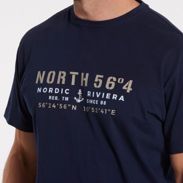 North 56°4 t-shirt med print på brystet marine blå – Bild 3