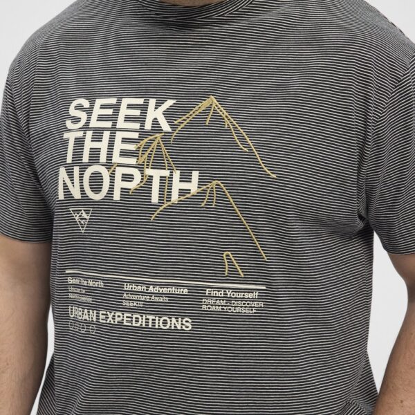 North latitude stribet yarndyed t-shirt med print og brodering grå - Billede 6