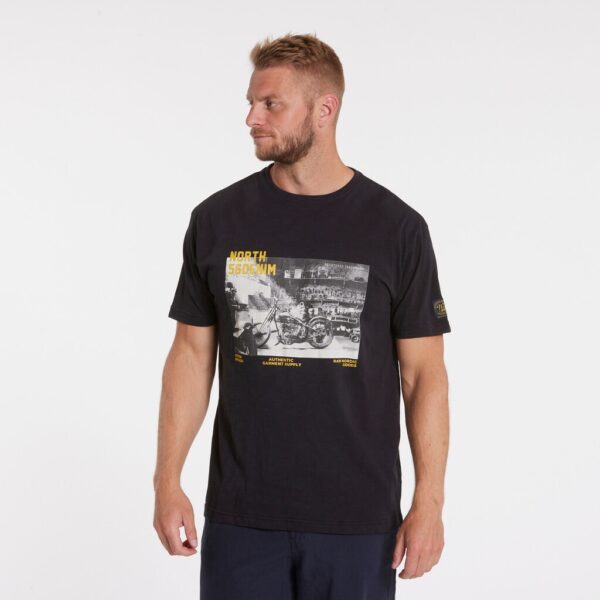 North 56°4 denim t-shirt med print på brystet sort – Bild 3