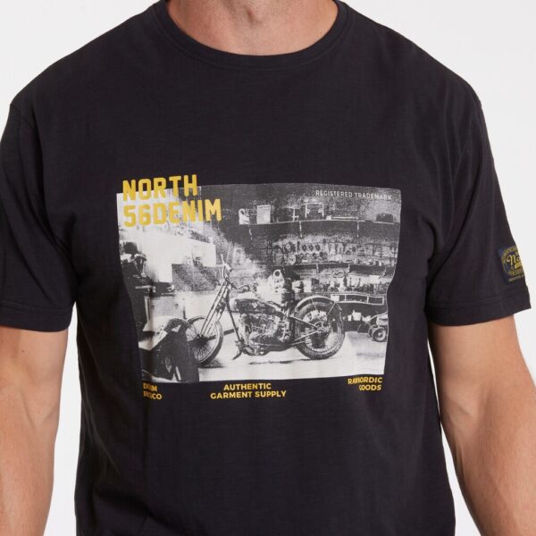 North 56°4 denim t-shirt med print på brystet sort – Bild 4