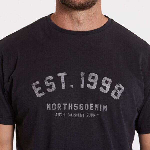North 56°4 denim t-shirt med print på brystet sort – Bild 4