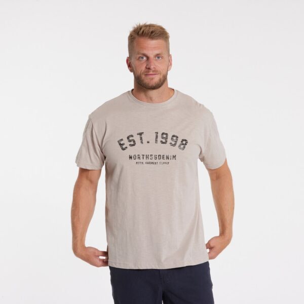 North 56°4 denim t-shirt med print på brystet lys sand – Bild 3