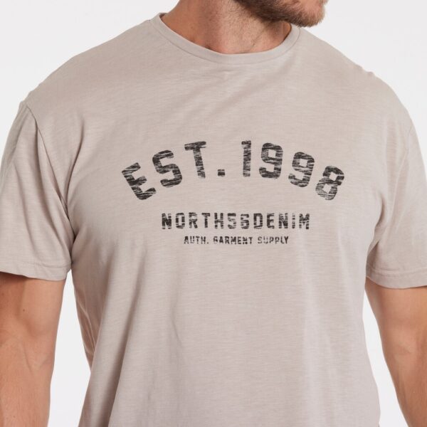 North 56°4 denim t-shirt med print på brystet lys sand – Bild 4