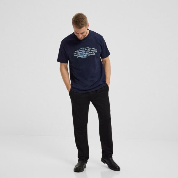 North 56°4 t-shirt med print marine blå – Bild 4