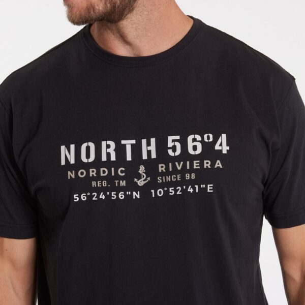 North 56°4 denim t-shirt med print på brystet sort TALL - Billede 3