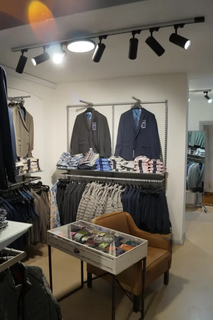 Hos Birger, fysisk butik i Christiansfeld, med skjorter, blazere og slips til store mænd