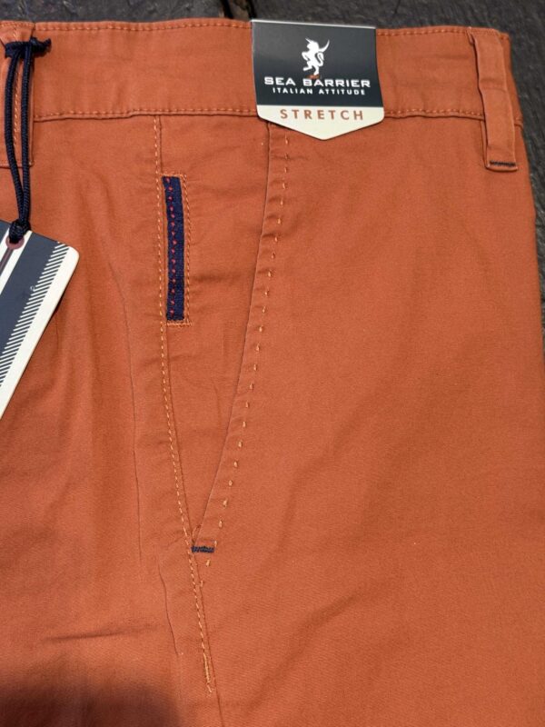 Sea Barrier short med i chino model farve okker orange