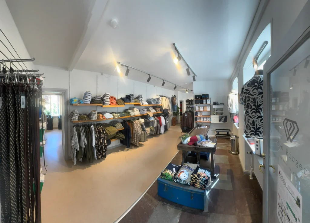 Indvendigt i Hos Birger, fysisk butik i Christiansfeld, med tøj til store mænd