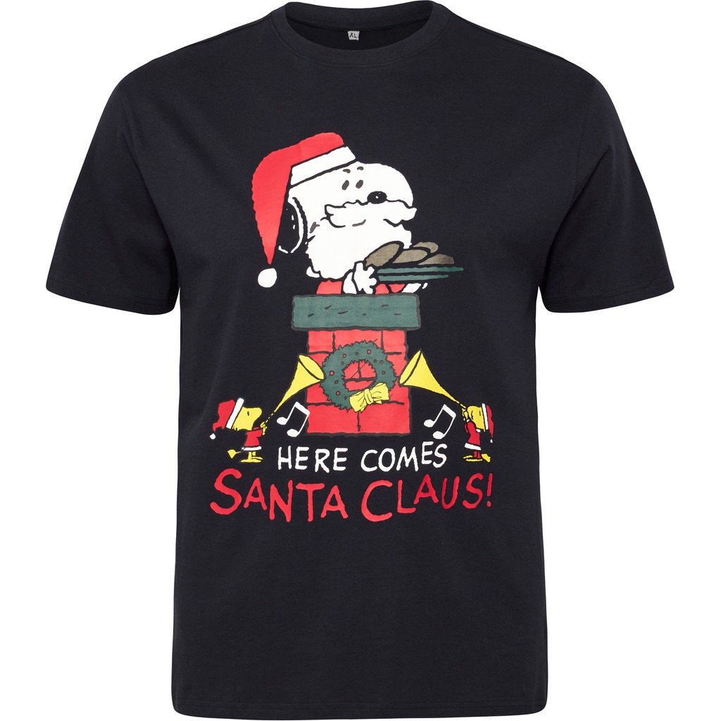 Vinterinspireret T-shirt med klassisk Coca-Cola-print. Lavet af bomuld med en afslappet pasform. • Lavet af 100% bomuld • Print foran med licenseret motiv • Klassisk pasform og rund hals • Behagelig og blød kvalitet • Vask ved 40 grader Modellen har størrelse 3XL på.