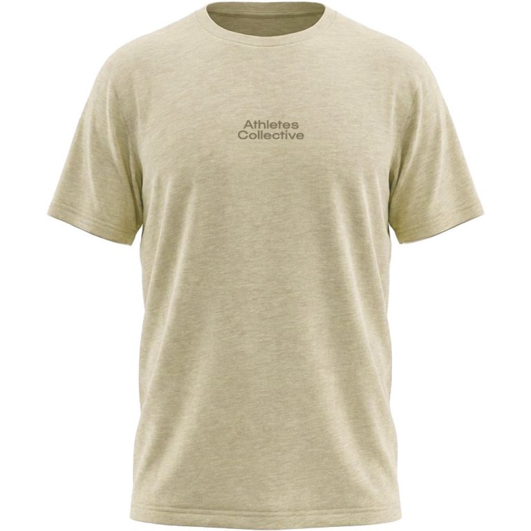 Sandfarvet t-shirt med lille brystprint og rund hals til store mænd fra Athletes Collective, M til 8XL