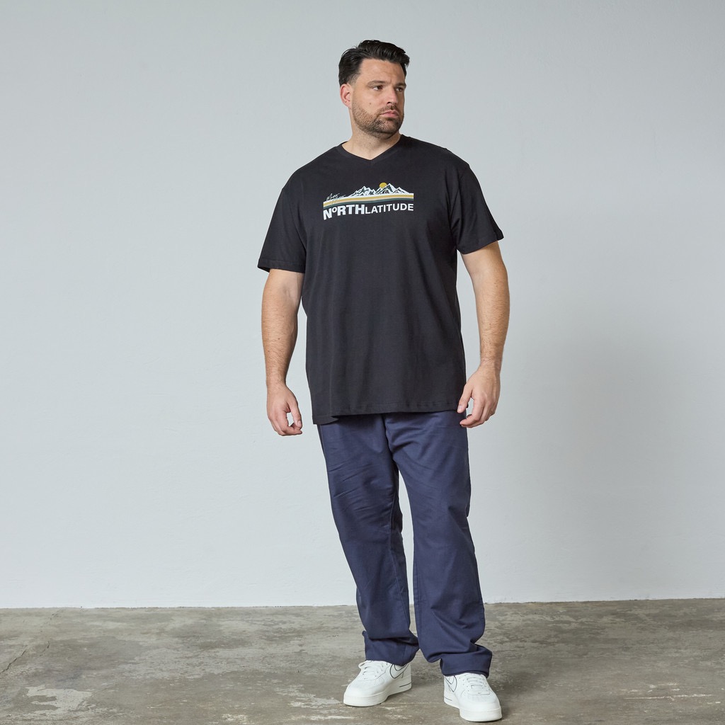 T-shirt fra North Latitude med v-hals sort med print - Billede 2
